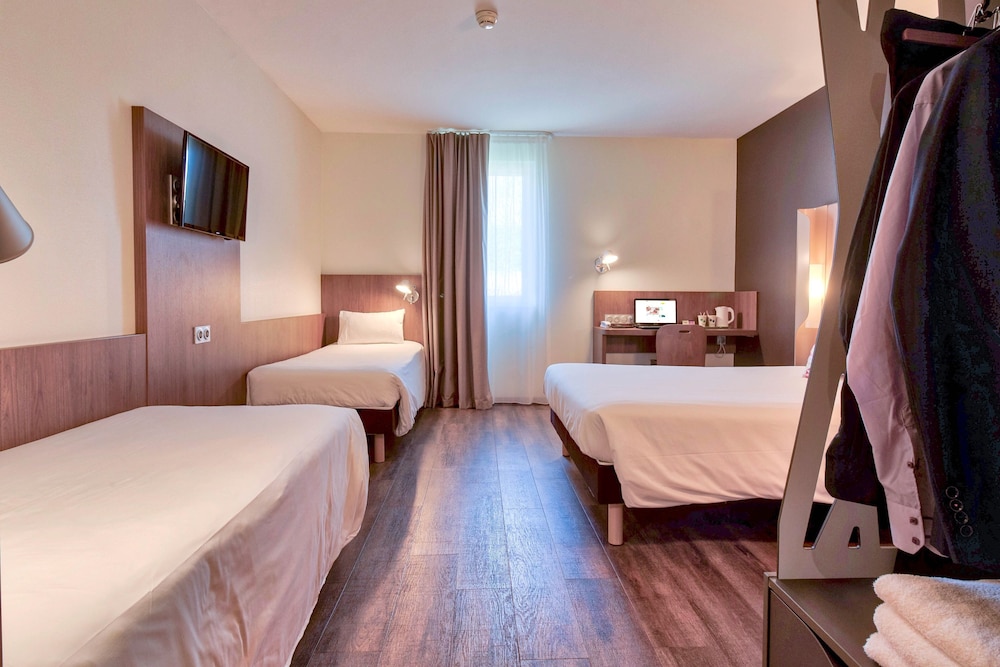 Standard Room, Multiple Beds photo 3