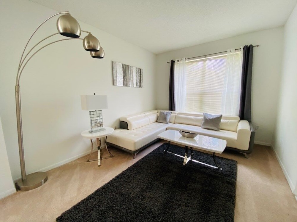 House, 6 Bedrooms photo 2