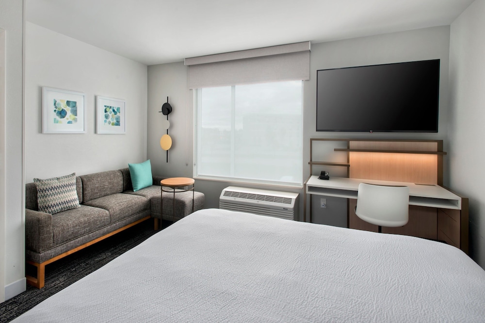Studio, 1 King Bed with Sofa bed (Mobility Accessible, Roll-In Shower) photo 1