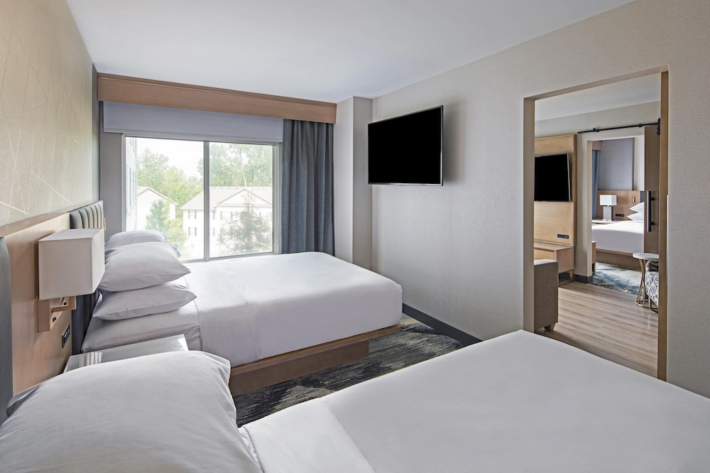 Suite, 1 Queen Bed with Sofa bed - Photo 2