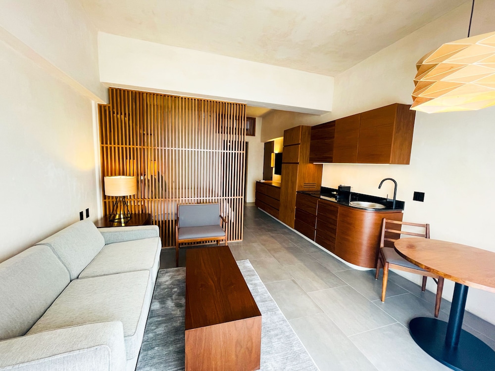 Junior Double Room thumbnail 5