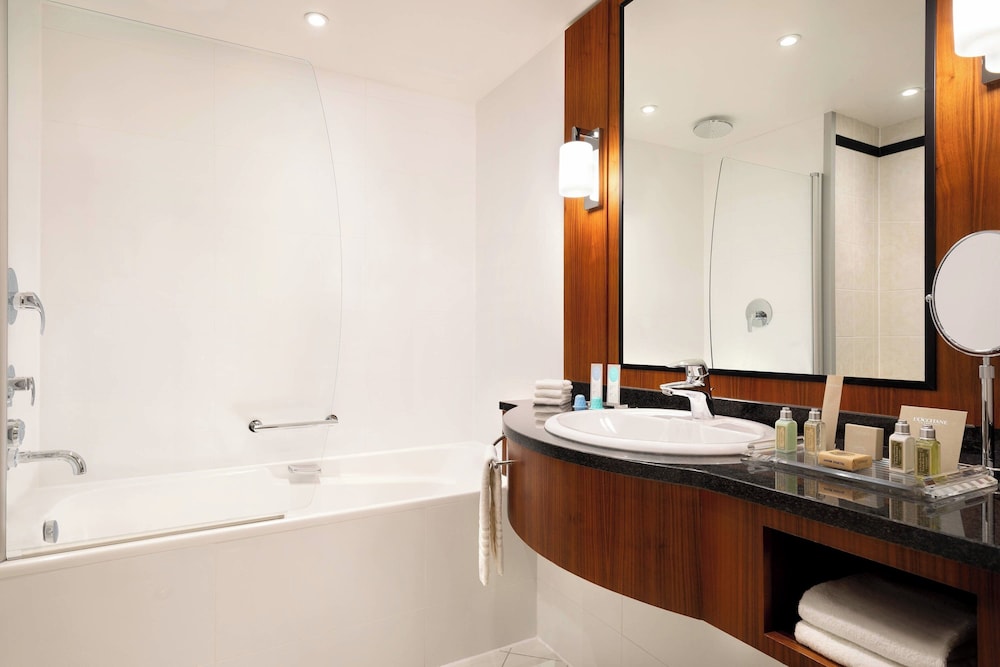Deluxe Room, 1 King Bed, Sea View (Balcony) thumbnail 5
