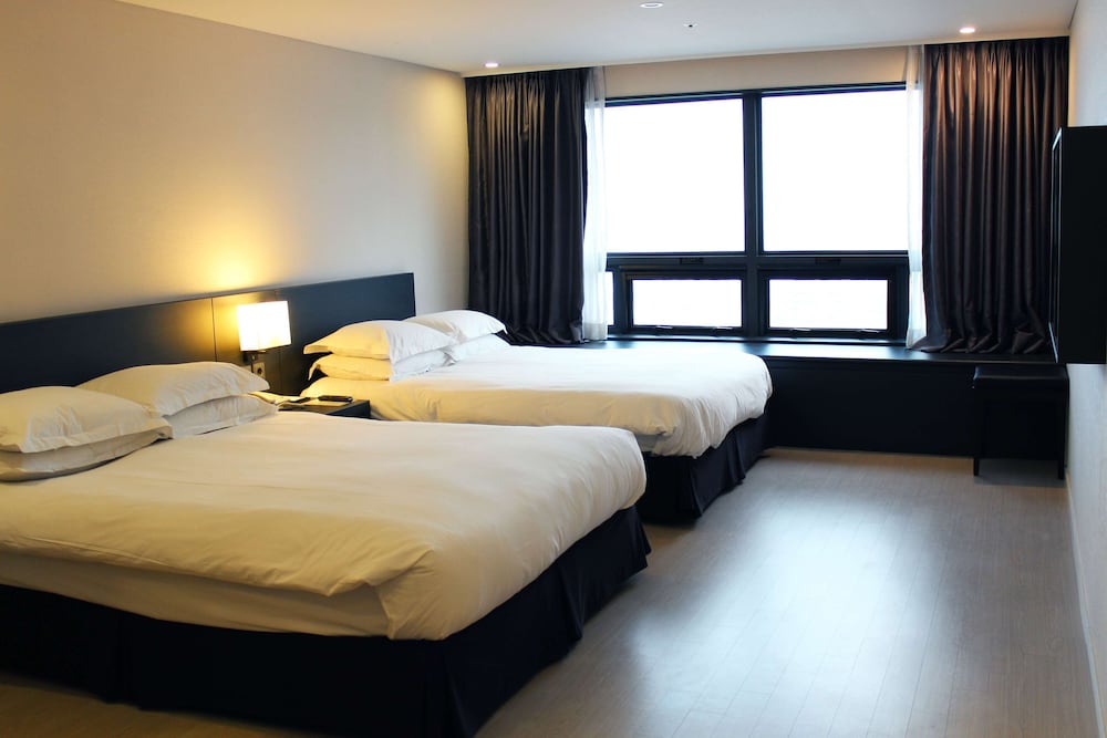Family Room, 2 Double Beds, Non Smoking photo 3