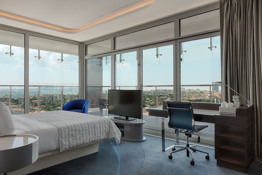 Junior Suite, Club lounge access, 1 King, City view, Terrace