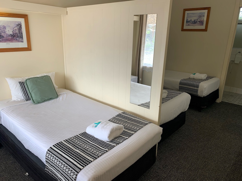 Basic Triple Room, Multiple Beds, Pool Access, Pool View