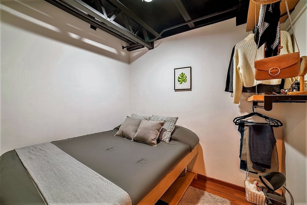 Economy Room, 1 Queen Bed, Shared Bathroom