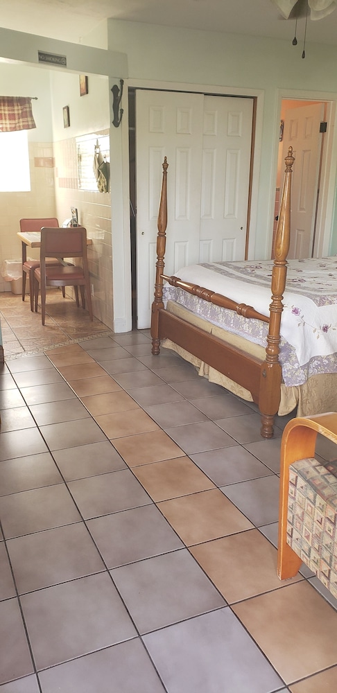 Efficiency Room, 1 Queen Bed photo 3