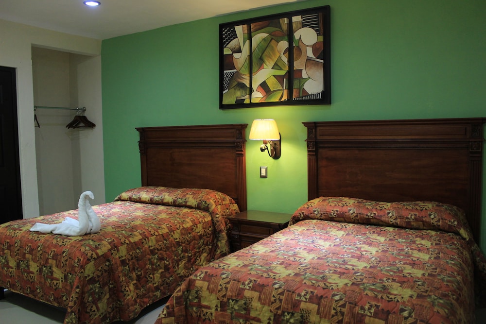 Economy Single Room, 1 Queen Bed photo 3