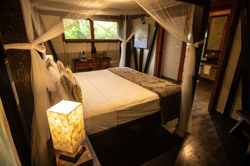 Luxury Suite, 1 King Bed, Ocean View, Beachfront photo 3