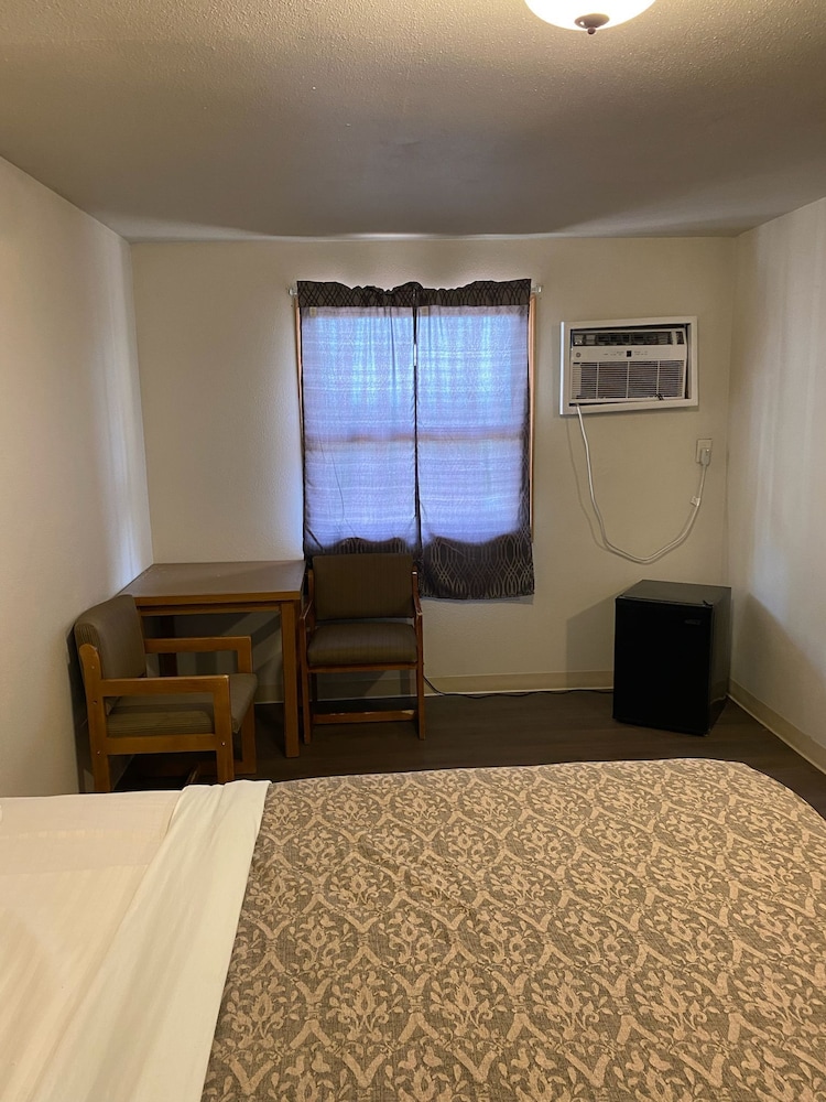 Standard Quadruple Room, 2 Queen Beds, Non Smoking photo 2