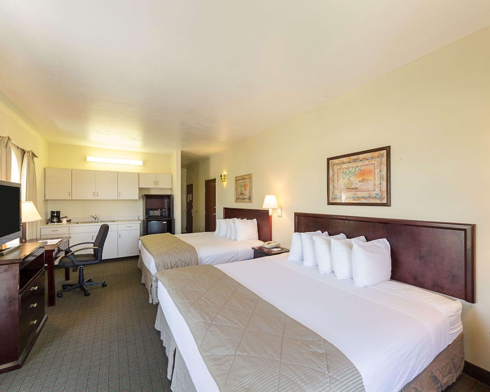 Standard Room, 2 Queen Beds, Non Smoking - Photo 1
