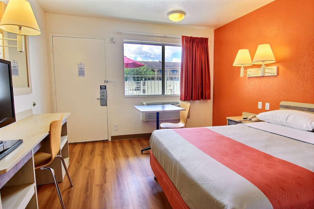 Deluxe Room, 1 Queen Bed, Accessible, Non Smoking photo 1