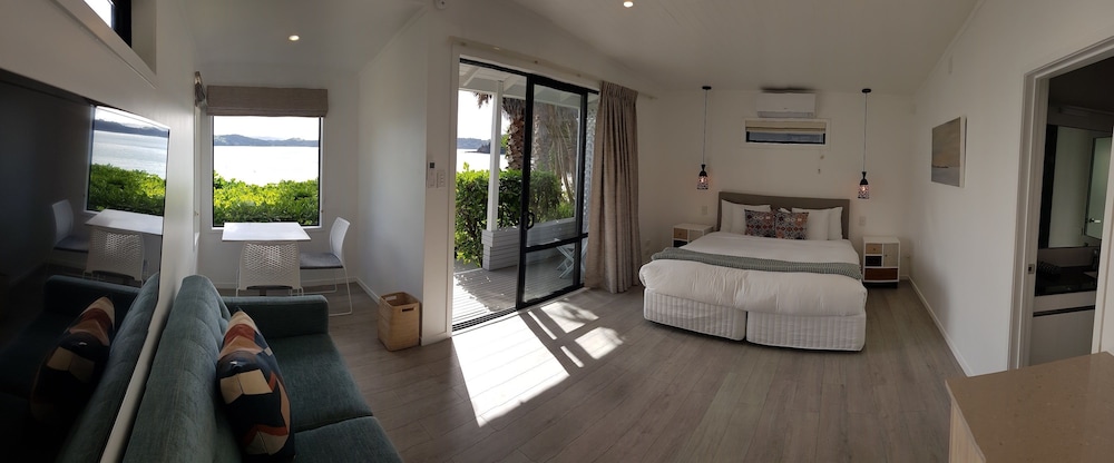 Exclusive Suite, 1 King Bed, Balcony, Beach View photo 3