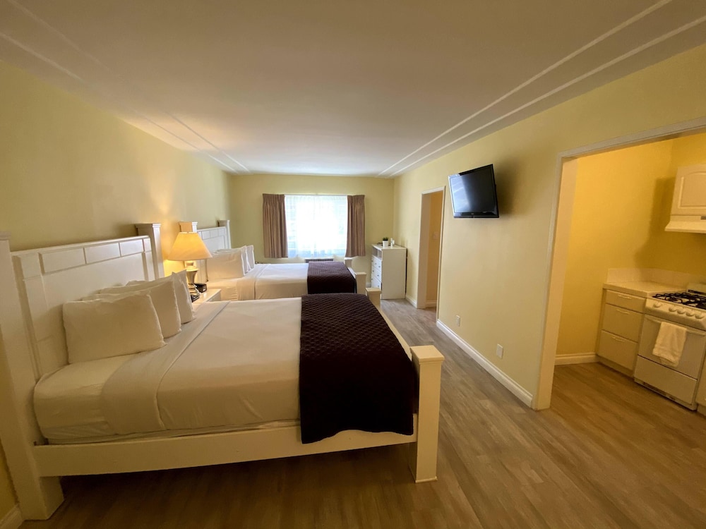 Executive Room, 2 Queen Beds, Kitchen