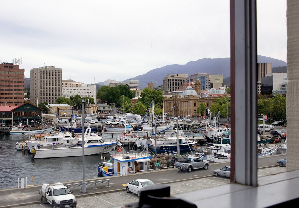 Two Bedroom Harbourside Apartment - Hunter St photo 3