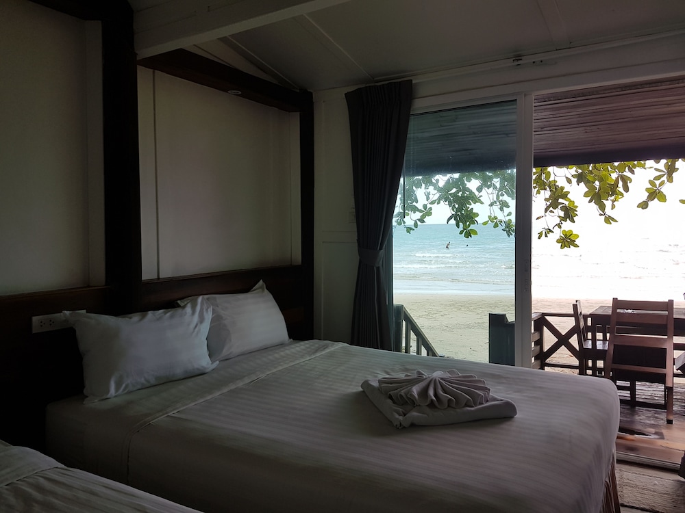 Family Beachfront Cottage (Sea Facing)