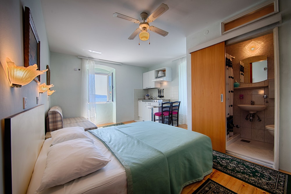 Basic Studio Apartment for 3 people photo 2