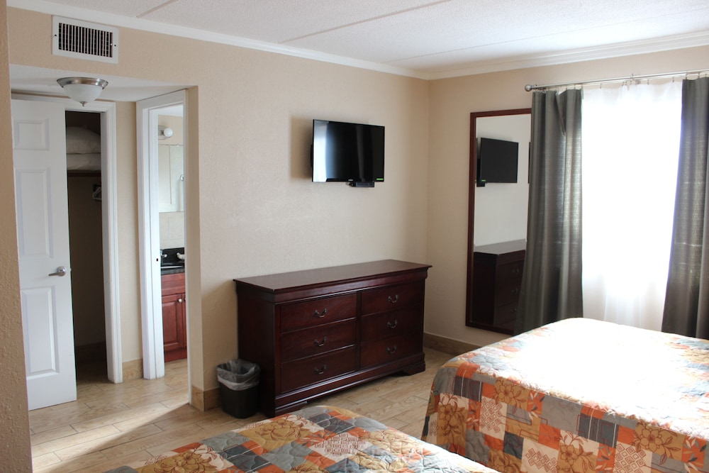 Queen Suite with Two Queen Beds and Gulf View - Ground Floor photo 2