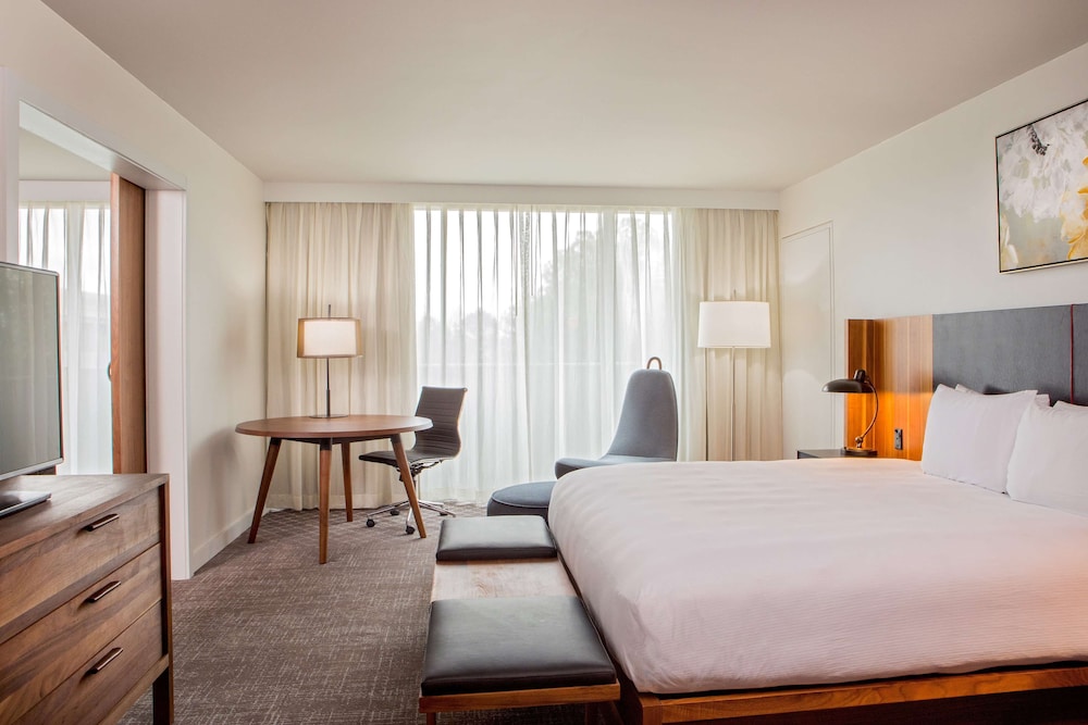 Deluxe Suite, 1 King Bed, Non Smoking - Photo 1