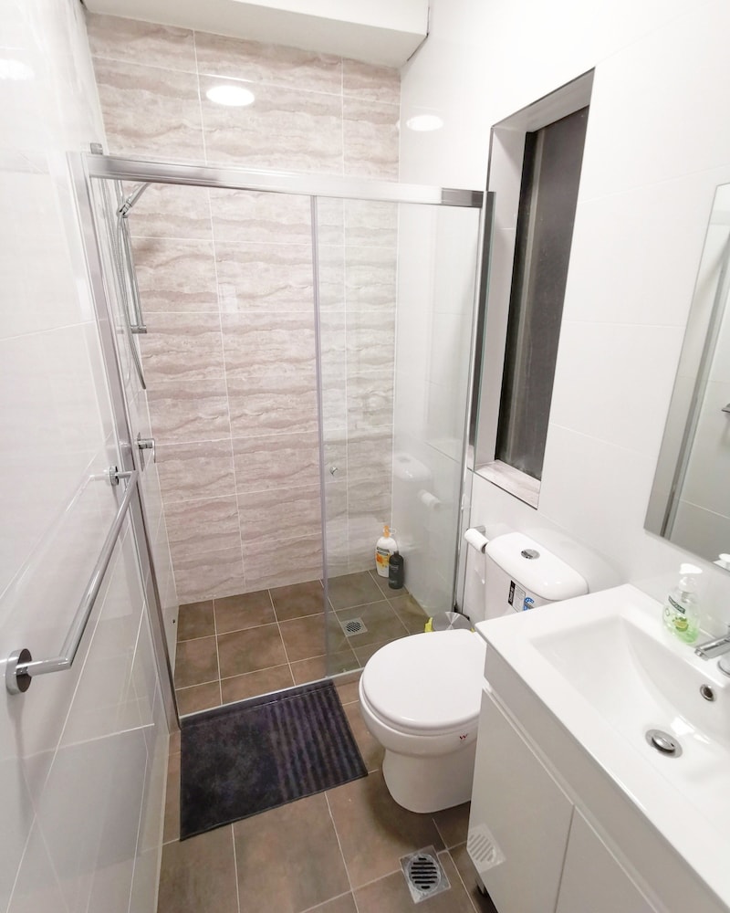 Comfort Queen Studio With Walk-in Closet photo 2