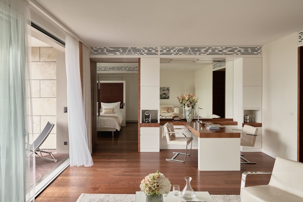 Suite - Photo 1