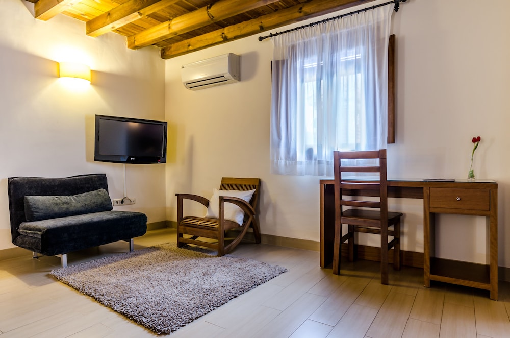 Standard Triple Room, Ensuite - Photo 5