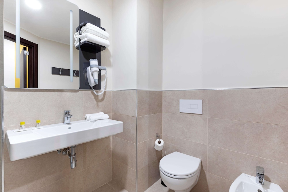 Standard Twin Room, Non Smoking - Photo 10