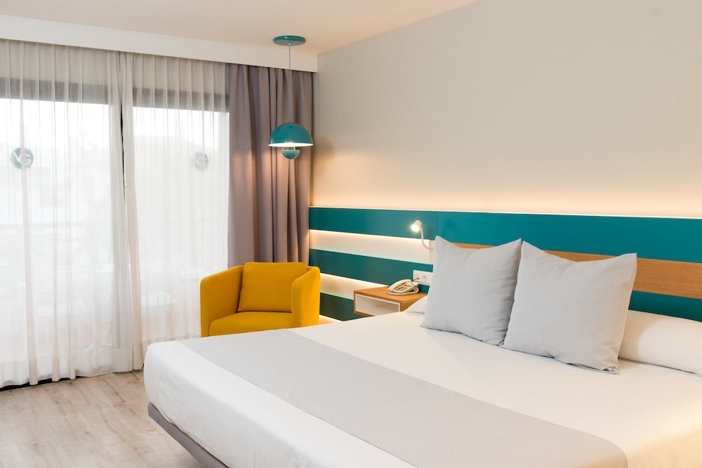 Habitación Doble, con Vista a la Piscina