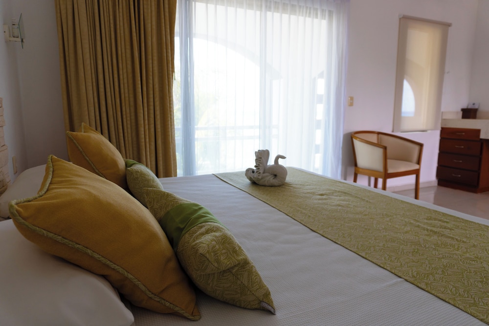 Junior Suite, 1 King Bed, Oceanfront - Photo 6