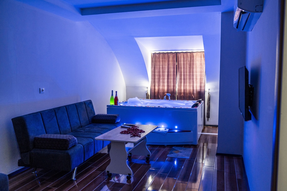 Honeymoon Penthouse photo 2