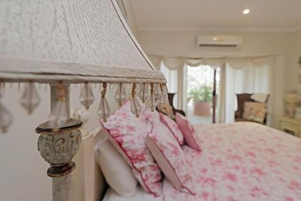 Luxury Suite, 1 King Bed, Garden View photo 1