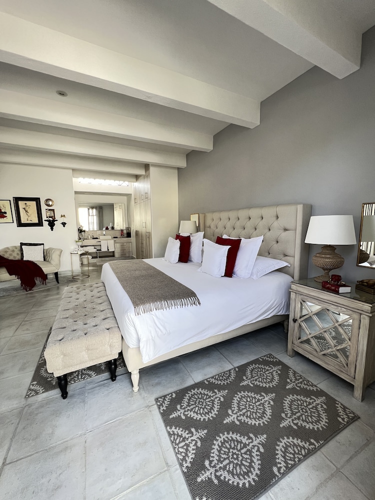 Grand Suite, 1 King Bed, City View - Photo 2