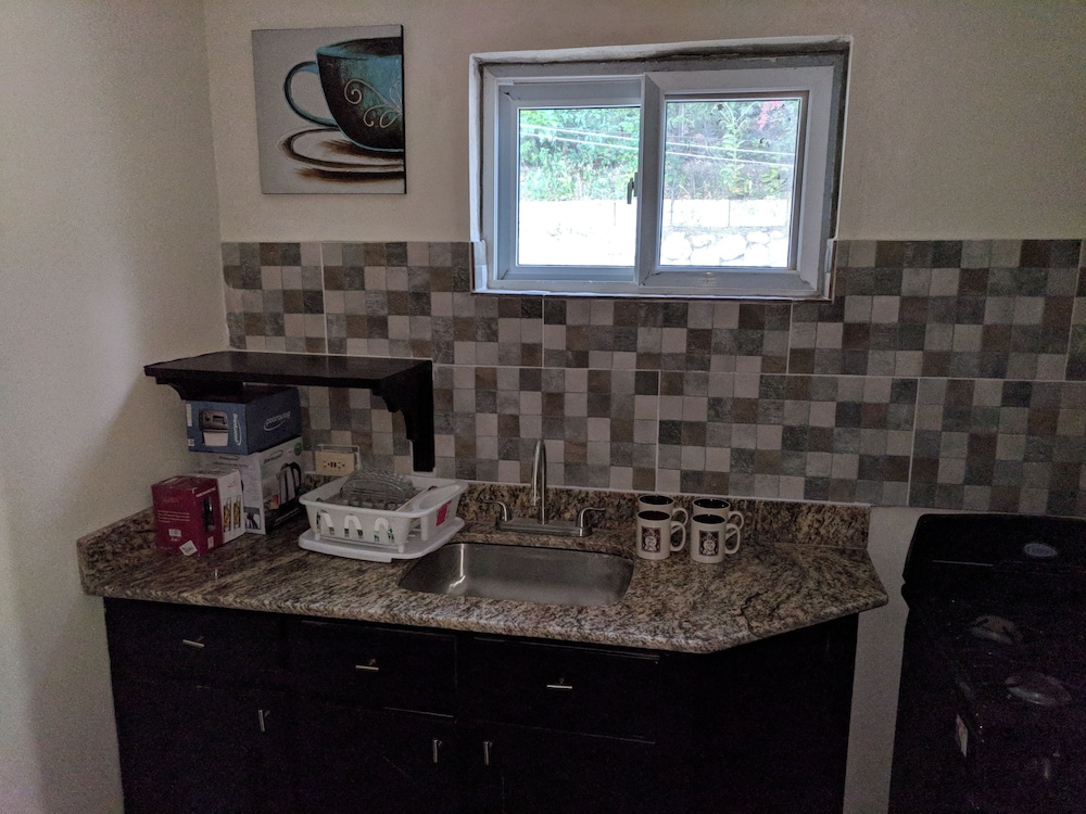 Deluxe Studio Suite, 1 King Bed, Kitchenette photo 2