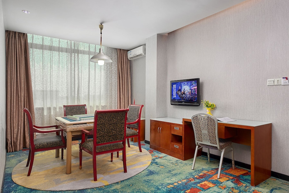 Business Suite, 1 King Bed photo 2