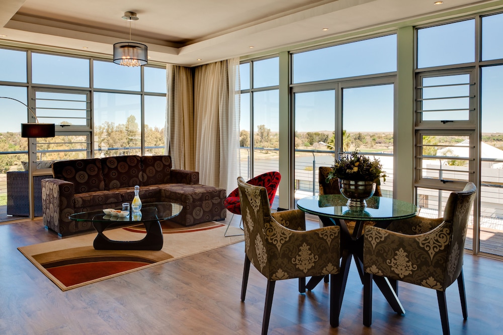 Executive Suite - Photo 6