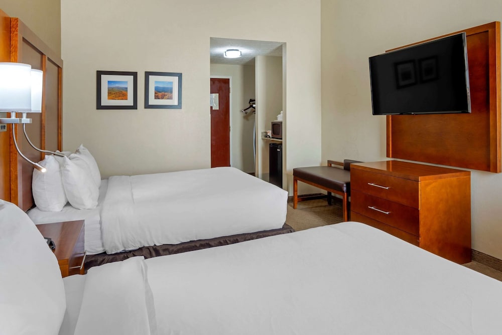 Standard Room, 2 Queen Beds, Non Smoking - Photo 2