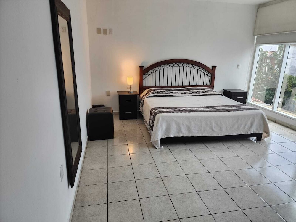 Basic Room, 1 Queen Bed photo 1