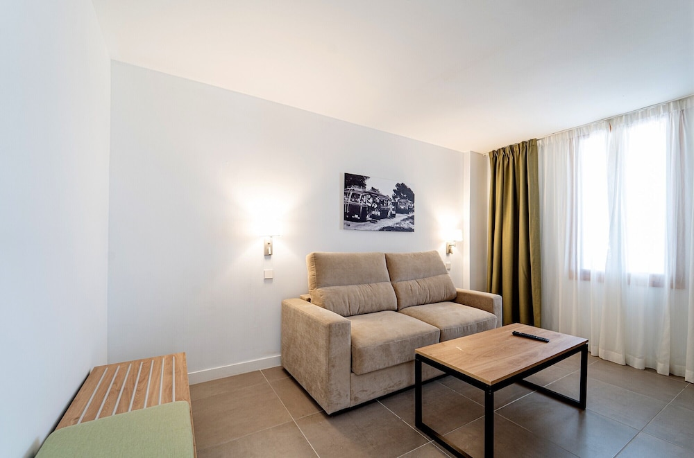 Deluxe Suite, Partial Sea View