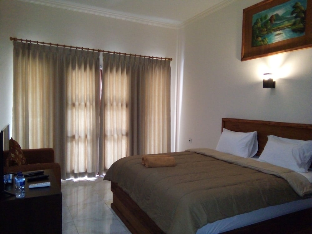 Deluxe Double Room, 1 King Bed, Mountain View, Garden Area