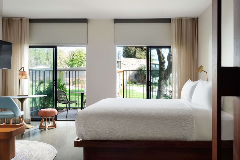 Room, 1 King Bed, Accessible, Bathtub (Pool View) - Photo 2