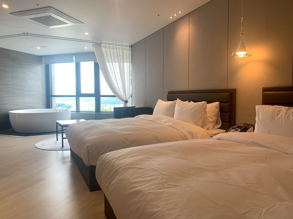 Suite - Photo 18