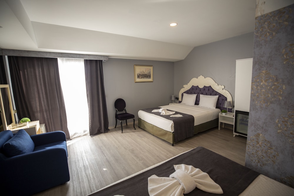 Family Room, 2 Queen Beds, Balcony, Partial Sea View photo 1
