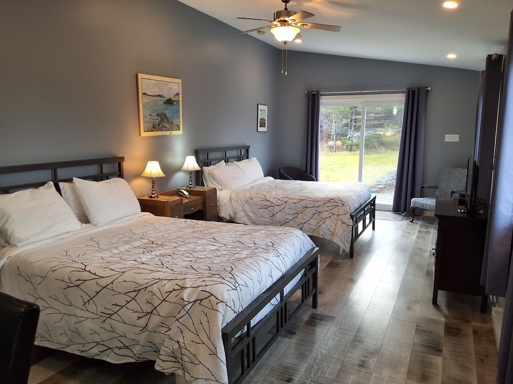 Superior Quadruple Room, Ensuite, Partial Sea View (Windemere)