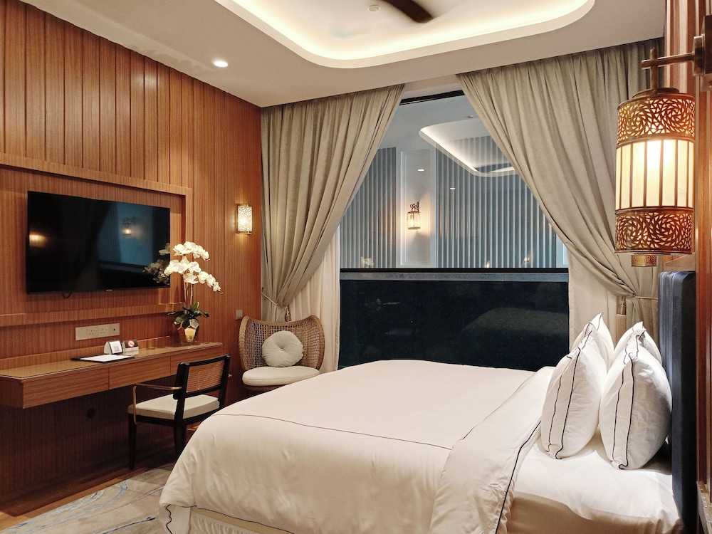 Iris Pool Suite photo 3