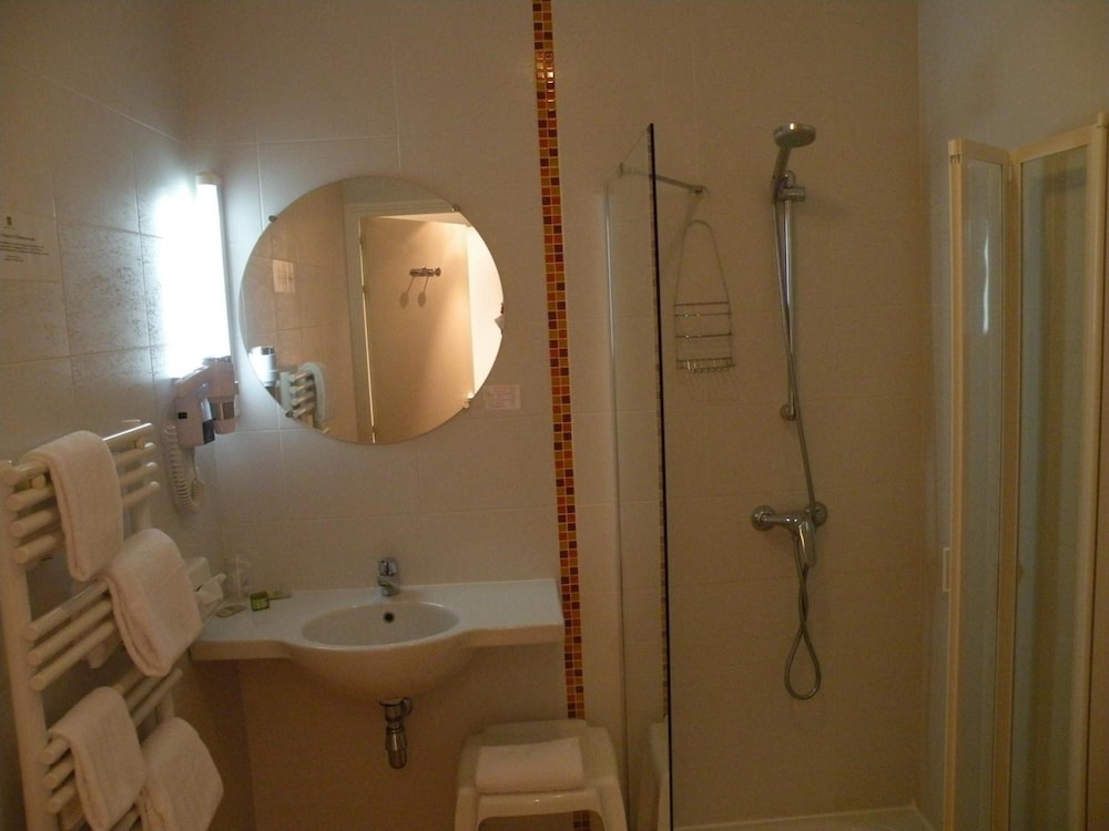 Standard Double Room - Photo 7