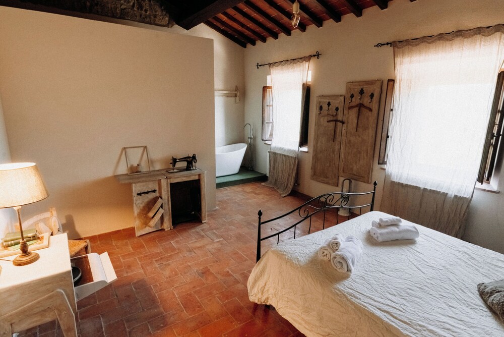 Deluxe Room, 1 Double Bed, Bathtub, Hill View photo 1