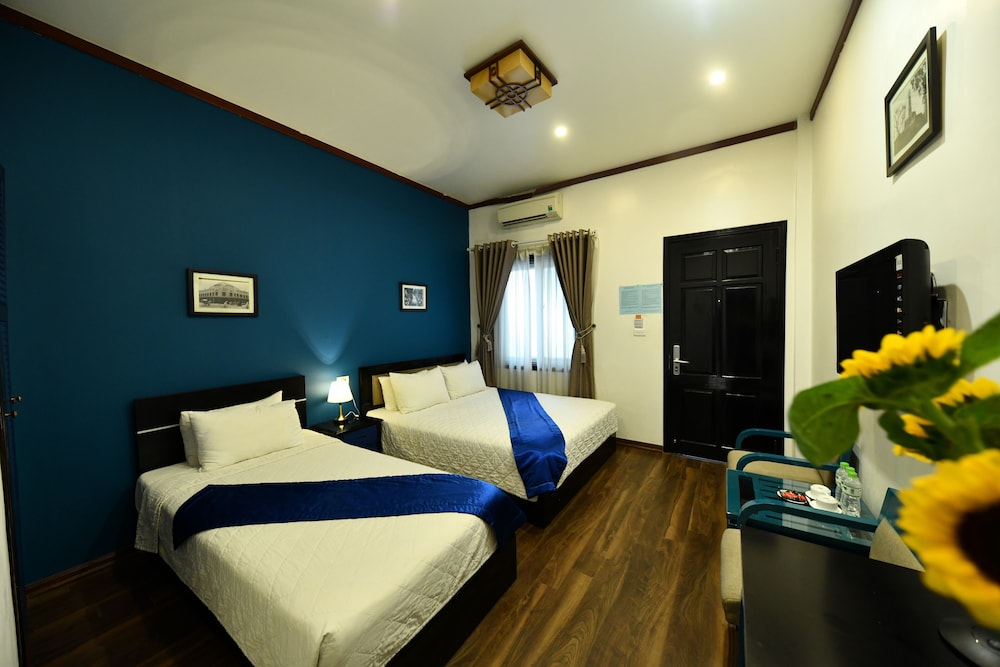 Deluxe Triple Room (with Internal Window)