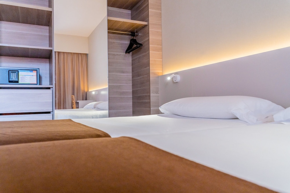 Classic Twin Room, Mountain View thumbnail 6