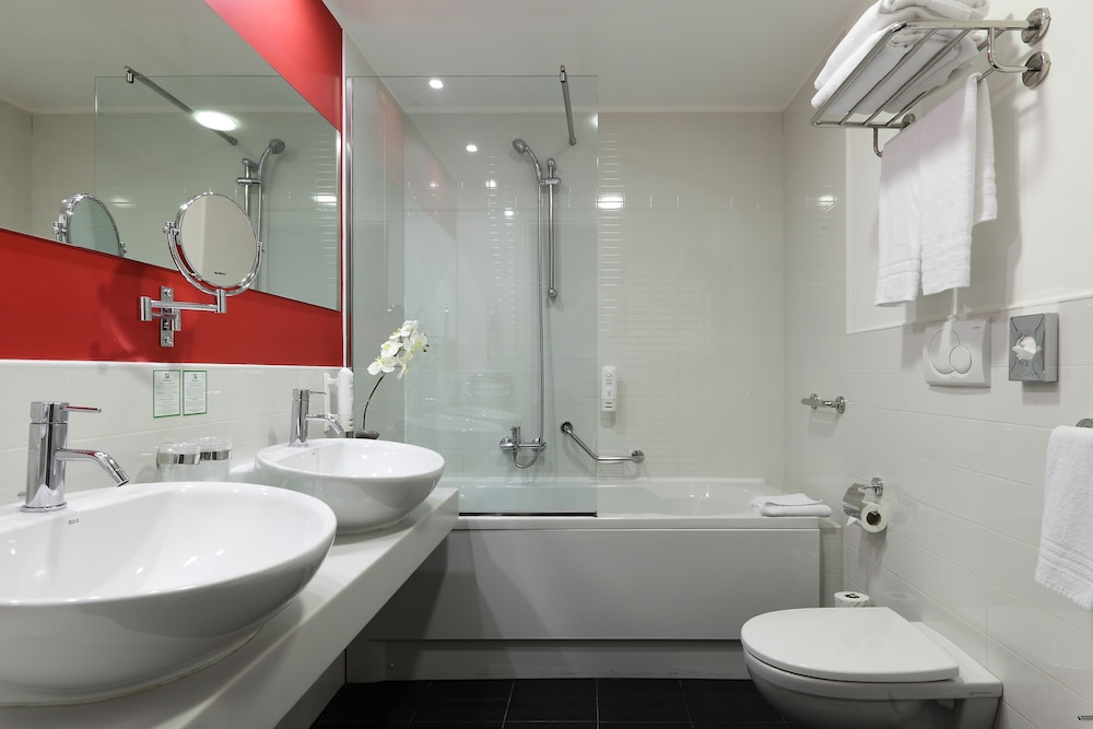 Standard Room, Multiple Beds - Photo 4