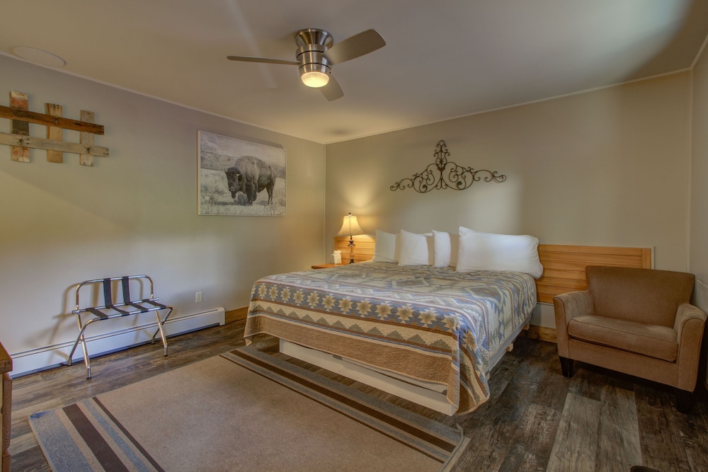 Room, 1 King Bed, Kitchenette (Room 6)